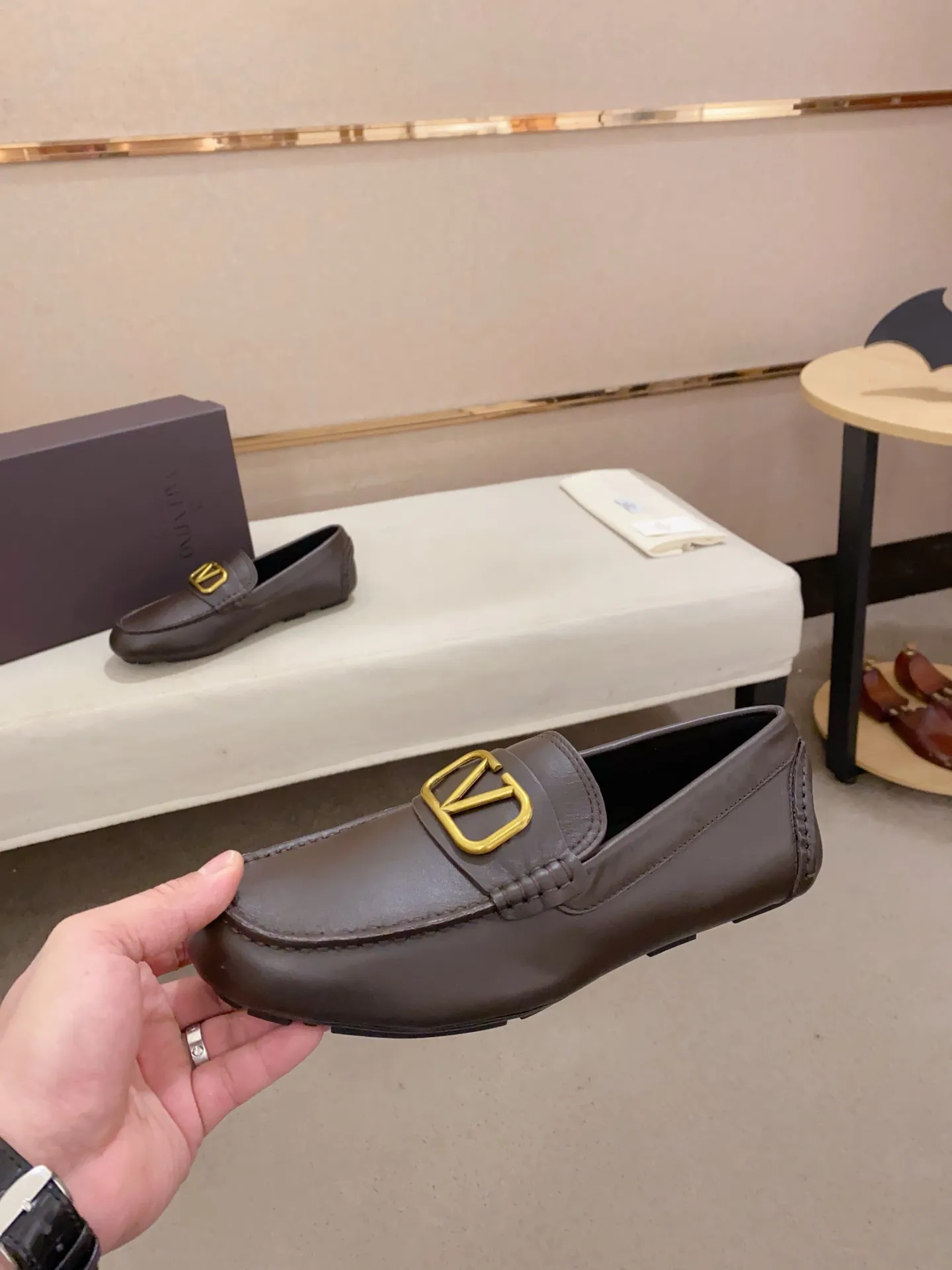 Men's shoes💰: 680💰VALENTINO, made of imported cowhide with imported water-dyed cowhide lining, iconic hardware and iconic wear-resistant outsole. 38-44. 45 VALENTINO packaging can be customized to enjoy the brand’s iconic product packaging